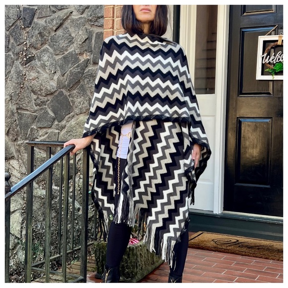 BOHO FABULOUS KNIT FRINGED PONCHO SHAWL - Picture 8 of 9